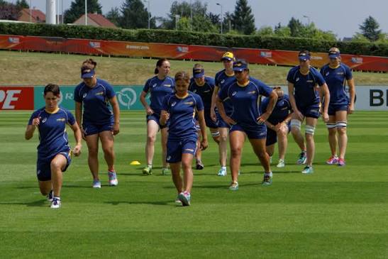 womans-rugby-players-warming-up-with-lunges